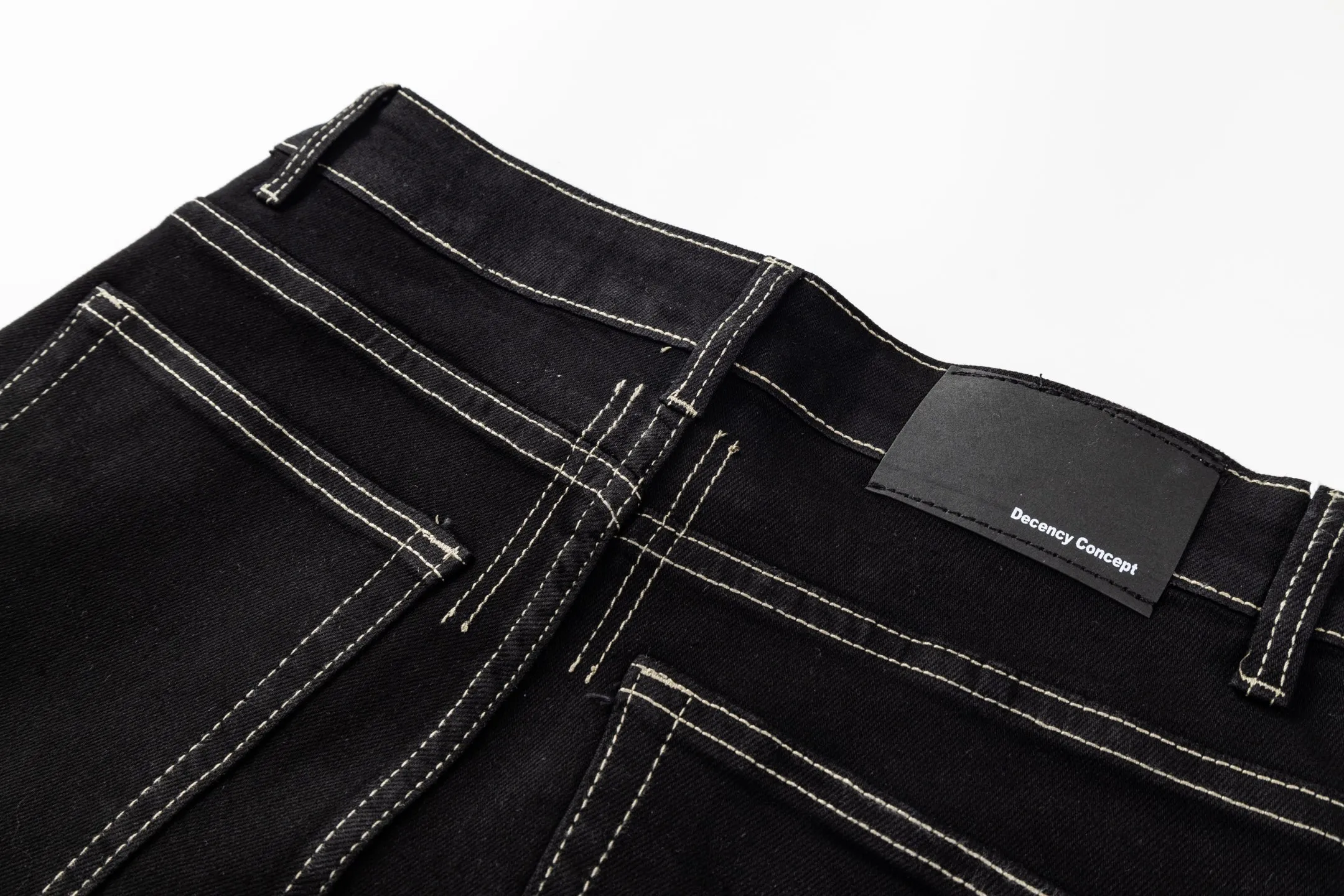 125 PURPLE BRAND 2026 New Arrival pure black couple style washed elastic micro-flared loose jeans. Styles with different wash textures are very friendly to people with thin legs and thick legs. The loose micro-flared version is very flattering to the leg shape. The timeless moderate length makes it easy to match casually. It has the basic styling foundation of various styles and is a must-have in the wardrobe! The fabric is stiff but also makes the upper body soft without losing texture. The washing process is even more perfect. It is a must-have item for everyone! ! ! Washed wheat, hang tag, pants label, three complete labels. Style number: # Color: Black Size: S M L XL
